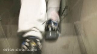 Johan se fait larver et doser en sous sol par Le Beur
